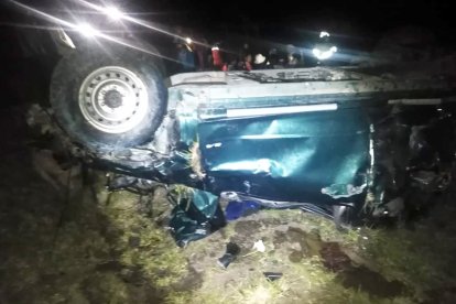 Por una perdida de pista, el vehículo se precipitó y quedó con las llantas hacia arriba.