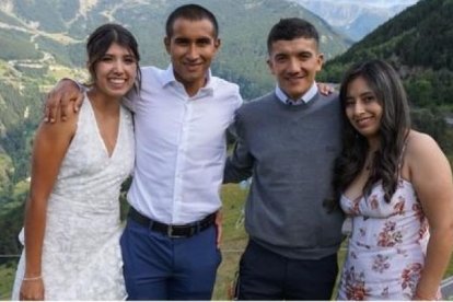 Los dos ciclistas junto a sus parejas, durante la ceremonia efectuada en España.