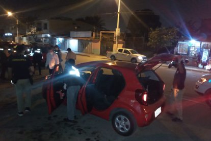 Personal de la Policía inspeccionó el auto donde se movilizaba la víctima.