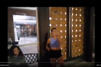 Captura del video en el que la joven le hace un gesto obsceno al taxista.