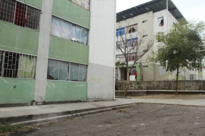 Junto a la vereda de este condominio fue asesinado William Guerrero, de 32 años.