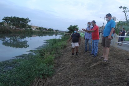 Los habitantes aledaños al canal muestran la turbiedad del líquido.