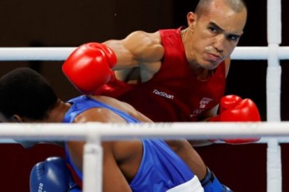 El pugilista Erick Sedra (de rojo) durante su fallida participación en los olímpicos.