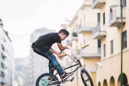 El deportista es la promesa de su país en BMX.