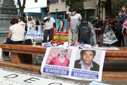 Los familiares se reunieron cerca de la Fiscalía de la Merced, en el centro de Guayaquil.