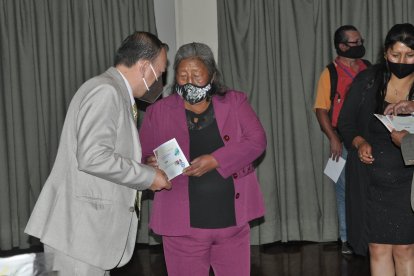 María Guamaní recibió un reconocimiento por su ardua labor vendiendo en las calles de la capital durante la pandemia.