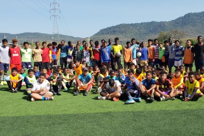 Los niños y jovenes de la escuela de fútbol en Socio Vivienda 2 de Guayaquil.