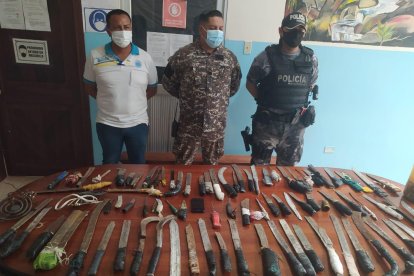 Se decomisó cerca de 80 armas cortopunzantes.