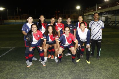 Cristina Zambrano (blanco) es la arquera del equipo Ubar desde hace cinco años.