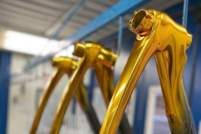 Así va quedando la bicicleta de Richie, dorada, como su oro obtenido en los Juegos Olímpicos de Japón.