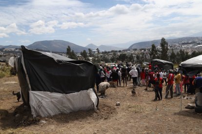 El sitio ha sido ocupado por al menos 500 familias. Habitan en casas de cartón y plástico.