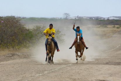 En Pechiche reiniciaron las carreras sobre caballo. Los participantes lo hicieron sin monturas.