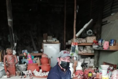 Una gama de artículos se exponen en el taller del Museo de Artesanías de San Gabriel en el cantón Montúfar