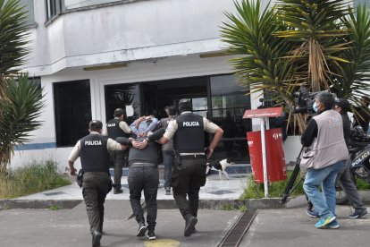 Los hampones trataron de huir con los 18 mil dólares. Los detuvieron minutos más tarde.