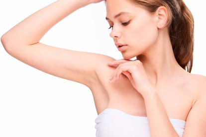 El agua de rosas y las compresas de manzanilla aclaran las axilas.