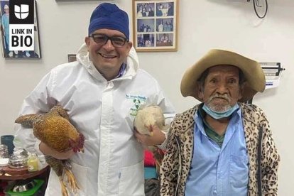 El médico quedó encantado con el regalo.