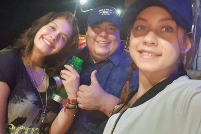 Jorge Luis Flores Lema junto a dos de las extranjeras implicadas en su asesinato.