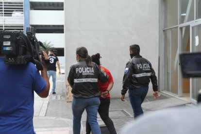 La progenitora fue capturada en su domicilio y luego llevada a la Fiscalía de Flagrancia en el Cuartel Modelo de Guayaquil.