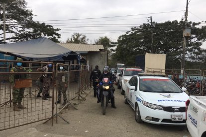 Unidades policiales llegaron al sitio para recuperar el orden.