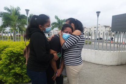 La viuda, Angélica Abad, recibe el consuelo de sus familiares.