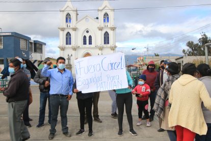Apolinario Yánez, presidente del poblado, hace un llamado a sus vecinos desde la iglesia.