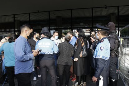 Afuera del Municipio hubo movimiento. Agentes resguardaron el predio.