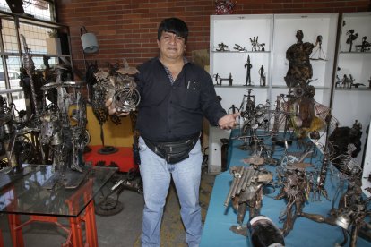 Fernando Moreno no estudio arte. Dice que todo lo que aprendió es de forma empírica.