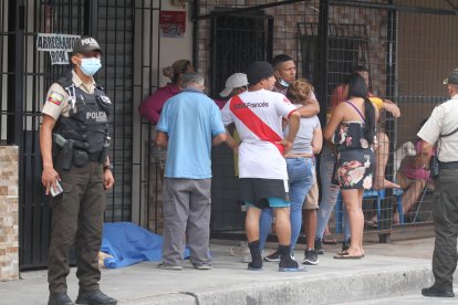 Roxana León Gómez fue ejecutada a una cuadra de su domicilio.MUERTA EN LA VEREDA 31 DE JULIO DEL 2021 GUAYAQUIL-ECUADOR