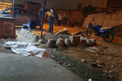 Tras los balazos, Roberth Geovanny Mendoza Portilla cayó en el exterior del local.