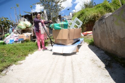 Cada atardecer, Bertha coge su coche y se alista para reciclar.