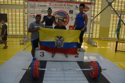 Walter Llerena (izquierda) acompañó a Neisi Dajomes en el proceso deportivo. Es parte de esta medalla