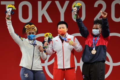 Tamara Salazar (i), medallista de plata ecuatoriana, con su galardón en los Juegos Olímpicos.