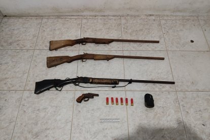 El armamento encontrado en dos casas de Santa Ana.