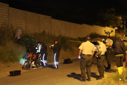 Agentes de Criminalística llegaron al lugar para levantar los indicios; la zona fue resguardada por policías.