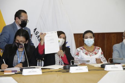 Un grupo de asambleísta de forman la mesa de concertación firmaron el acuerdo con los dirigentes de la UNE.