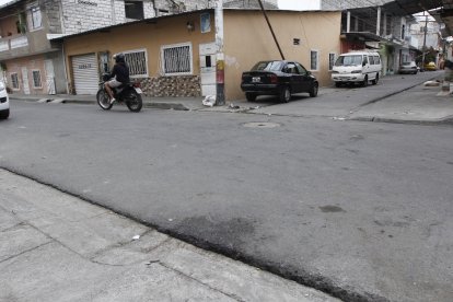 En este lugar estaba la víctima cuando fue atacada. En la calzada quedaron manchas.