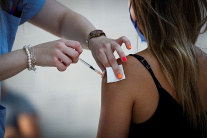 A través de redes sociales se difundió la noticia falsa de que varias mujeres presentaban un aumento de pecho tras vacunarse.