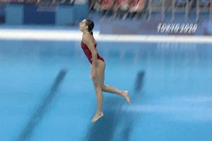 Momento en que la candiense Ware cayó al agua sin poder hacer sus trucos.