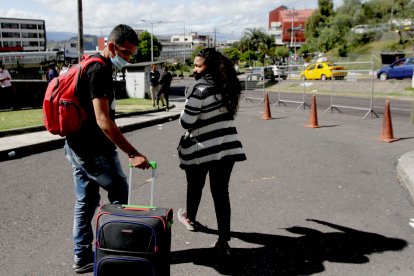Los parientes de 
la mujer calcinada llegaron a la morgue de Quito desde Colombia para iniciar los trámites de repatriación.