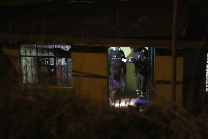 Personal de  Criminalística estuvo cerca de dos horas levantando indicios en la escena del crimen.