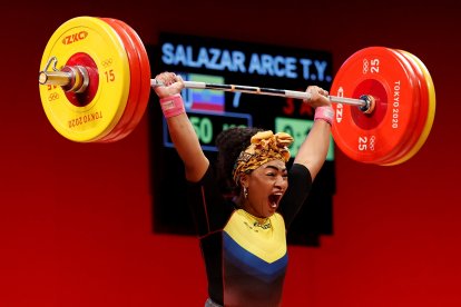 Tamara Salazar demostró su fortaleza en la competencia de levantamiento de pesas.