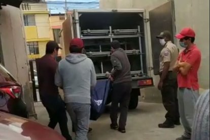 El cuerpo de la víctima fue hallado en su departamento. Tenía huellas de violencia, comentaron los investigadores.