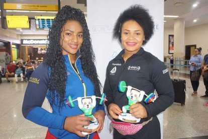 Tamara Salazar y Neisi Dajomes comparten la pasión por el levantamiento de pesas.