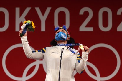 La pesista Neisi Dajomes grita al obtener la dorada para Ecuador