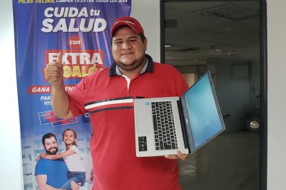 Lenín Macías y su laptop de la promoción de EXTRA.