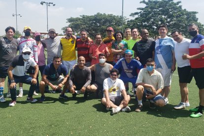 Los ex estudiantes de la ESPOL se reunieron para irse de peloteo.