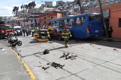 Los vehículos quedaron completamente destrozados.