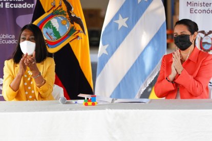 La ministra de Inclusión, Mae Montaño y la directora del Senae, Carol Ruiz, aplauden por el acuerdo logrado en favor de la gente que más necesita.