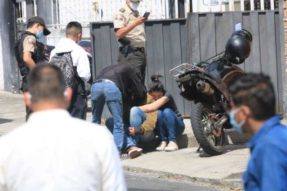 Familiares de la adulta mayor esperaban en los exteriores del inmueble.