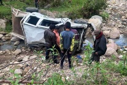Así es como quedó volcada la camioneta.
